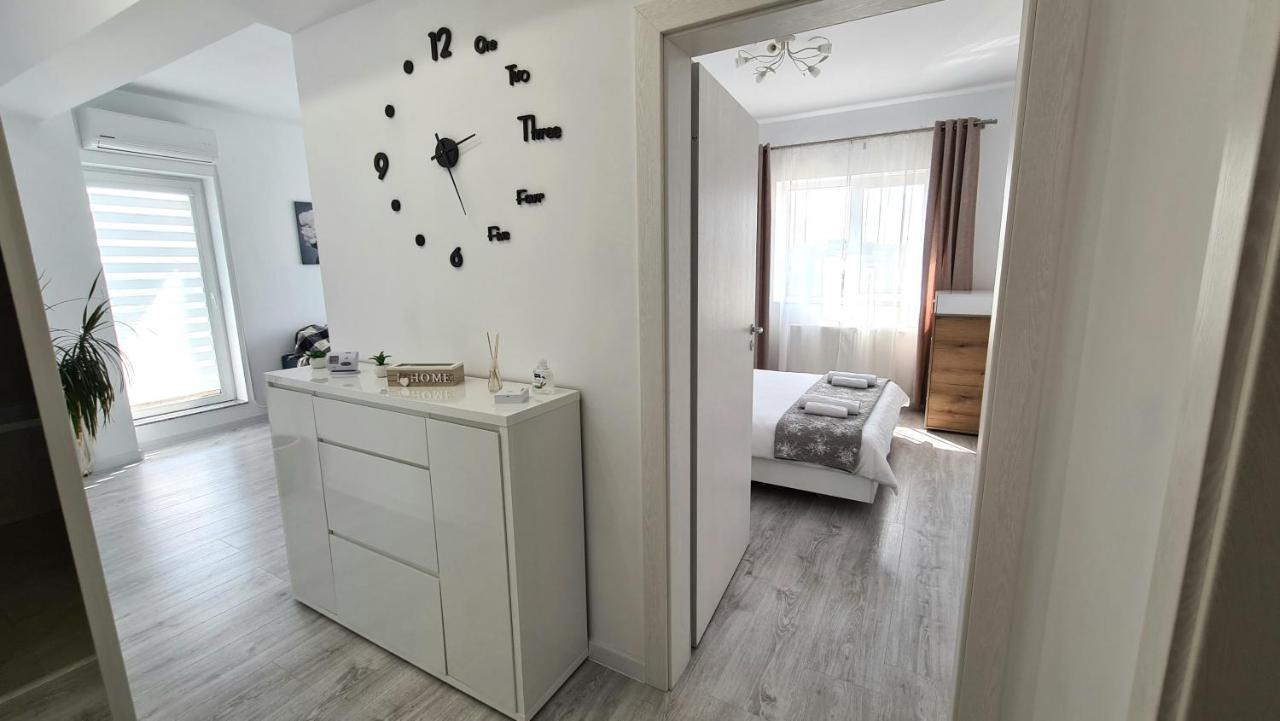 Bright Stylish Apartment In Pitesti Luaran gambar